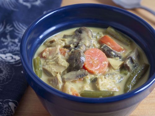 Picture of Peanut Curry with Chicken and Vegetables -- 22 oz